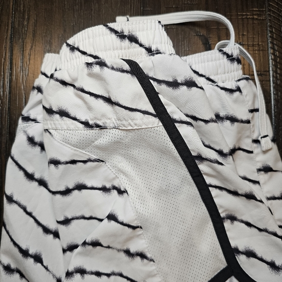 Old Navy Active Shorts - Picture 6 of 7